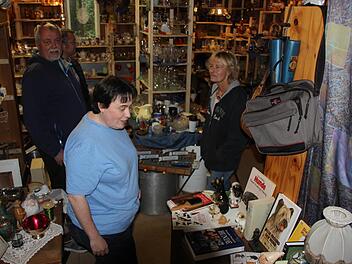 Ulrike (im Vordergrund) kümmert sich um den Trödelladen, deren Arbeit und Verhandlungsgeschick Olaf Betz, Stefan Hofmann und Andrea Wolter (hinten von links) Respekt abringt. Fotos: Ralf Kestel