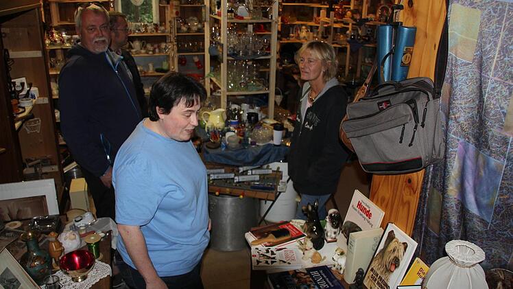 Ulrike (im Vordergrund) kümmert sich um den Trödelladen, deren Arbeit und Verhandlungsgeschick Olaf Betz, Stefan Hofmann und Andrea Wolter (hinten von links) Respekt abringt. Fotos: Ralf Kestel