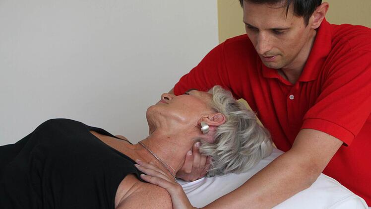 Mit einfachen Handgriffen gibt Sebastian Wurster Druck auf die Schultern von Gabi S., um den Nacken zu entlasten. Foto: Ulrike Müller