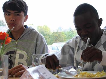 Ihr Alltag wird nach und nach strukturiert: Mohammed (links) und Hadi beim Mittagessen im Afz.  Foto: B. Borst