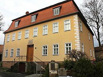 Für 110 000 Euro sollen die beiden Wohnungen im städtischen Draesekehaus in der Herrngasse in Bad Rodach nach Vorgaben des Denkmalschutzes renoviert werden. Die Maßnahme ist im städtischen Haushalt für dieses Jahr eingeplant. Foto: Henning Schuster