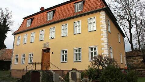 Für 110 000 Euro sollen die beiden Wohnungen im städtischen Draesekehaus in der Herrngasse in Bad Rodach nach Vorgaben des Denkmalschutzes renoviert werden. Die Maßnahme ist im städtischen Haushalt für dieses Jahr eingeplant. Foto: Henning Schuster