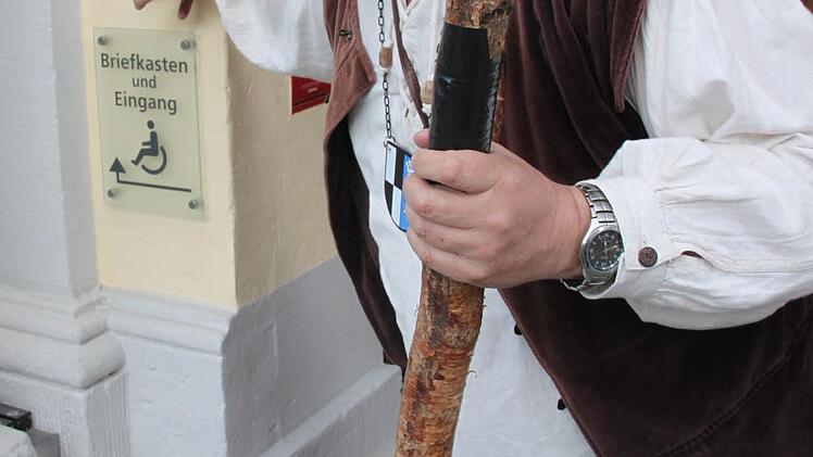 Wie lange war früher ein Fuß in Kulmbach? "29 Zentimeter", sagt Erich Olbrich und deutet auf den schwarzen Strich neben dem Rathauseingang. Foto: Stephan Stöckel