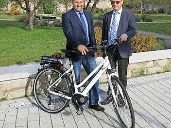 Johannes Krapp (l.) freut sich über das E-Bike, das ihm Edgar Müller übergab. Foto: Tina Dörfler