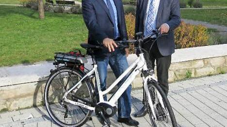Johannes Krapp (l.) freut sich über das E-Bike, das ihm Edgar Müller übergab. Foto: Tina Dörfler