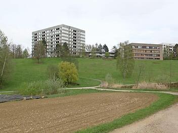 Das Klinikum Obermain bliebe auch nach der Verlegung zweier Abteilungen der größte Arbeitgeber in Ebensfeld. Foto: Matthias Einwag