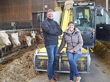 Trotz aller Widrigkeiten blicken Oliver und Andrea Truckenbrodt, hier in ihrem Kuhstall in Herbartsdorf, optimistisch in die Zukunft, zumal es einen Hofnachfolger gibt.  Fotos: Gabi Bertram