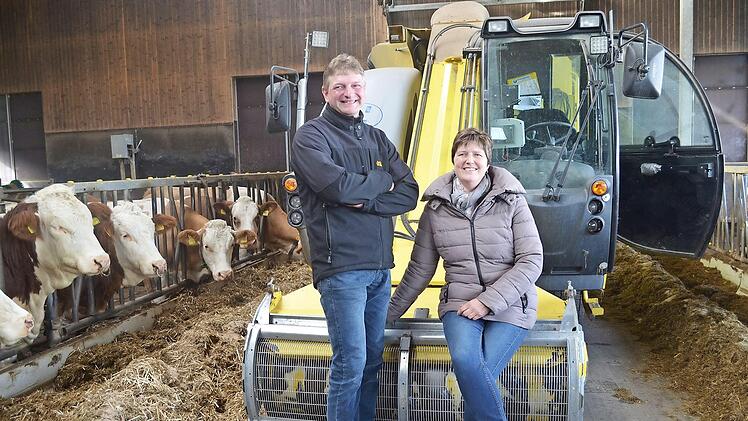 Trotz aller Widrigkeiten blicken Oliver und Andrea Truckenbrodt, hier in ihrem Kuhstall in Herbartsdorf, optimistisch in die Zukunft, zumal es einen Hofnachfolger gibt.  Fotos: Gabi Bertram