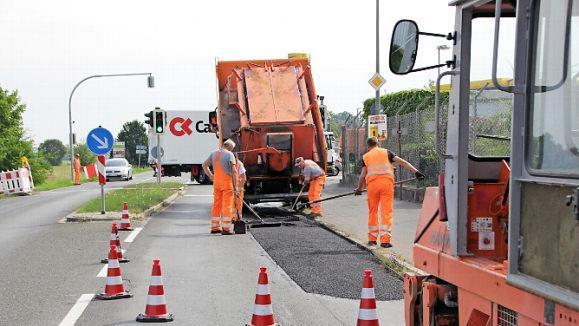 In Höchstadt werden auf der B 470 auch Spurrillen ausgebessert.