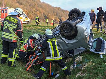 In Oberfranken hat sich am Donnerstagmorgen ein Verkehrsunfall ereignet. Dabei hat sich ein Auto &uuml;berschlagen. Foto: NEWS5 / Merzbach