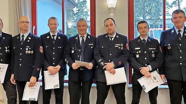 Die geehrten aktiven Feuerwehrmänner sind stolz auf die Auszeichnungen.