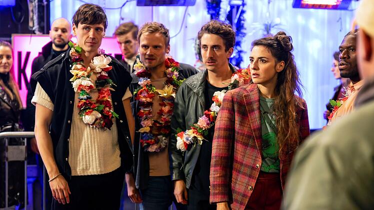 Mely (Seyneb Saleh) und Paul (Anton Spieker, zweiter von links) lernen sich beim Junggesellenabschied kennen. Zwischen ihnen knistert es.
