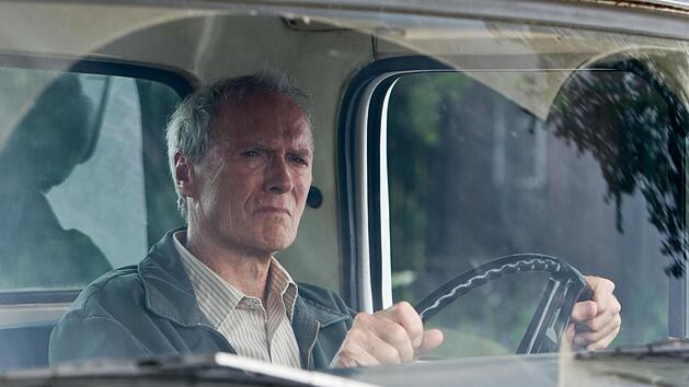 Walt (Clint Eastwood) hat seine Nachbarschaft fest im Blick.