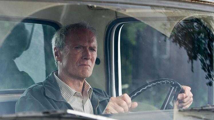 Walt (Clint Eastwood) hat seine Nachbarschaft fest im Blick.