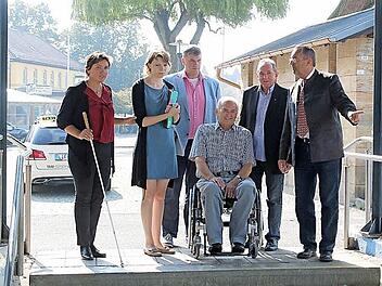 Für Georg Meißner (im Rollstuhl), den Behindertenbeauftragten der Stadt Lichtenfels, geht es am Bad Staffelsteiner Bahnhof an der Unterführung zu Gleis 2 nicht weiter. Er schaute sich mit Irmgard Badura, Emmi Zeulner, Hans-Josef Stich, Walter Mackert und Jürgen Kohmann (von links,) die Barrierefreiheit am Bahnhof an. Fotos: Thomas Heuchling