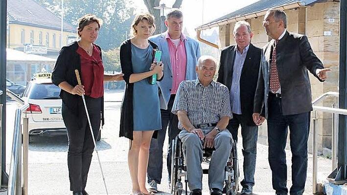 Für Georg Meißner (im Rollstuhl), den Behindertenbeauftragten der Stadt Lichtenfels, geht es am Bad Staffelsteiner Bahnhof an der Unterführung zu Gleis 2 nicht weiter. Er schaute sich mit Irmgard Badura, Emmi Zeulner, Hans-Josef Stich, Walter Mackert und Jürgen Kohmann (von links,) die Barrierefreiheit am Bahnhof an. Fotos: Thomas Heuchling