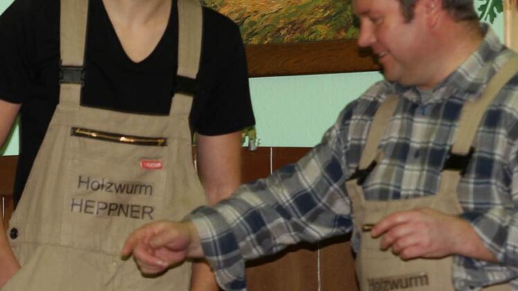 Familienvater Norbert Heppner (Roland Gehring) mit seinem Sohn Mirco (Thomas Klemm) - von links.