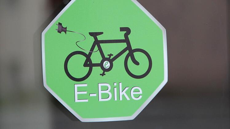 Wer so ein Schild sieht, weiß: Hier darf ich mein E-Bike laden. Foto: Ulrike Müller