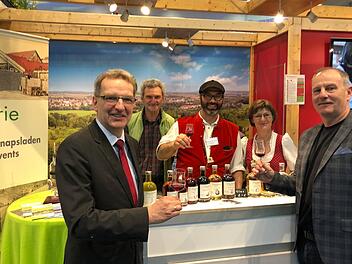 Fränkisch-brandenburger Kooperation bei der Verkostung des Schnapses für den "Brandenburg-Tag": Hendrik Fischer, Bernd Kastner, Rainer Möbus, Heike Möbus und Lutz Lange (von links).Kurbetrieb Bad Rodach