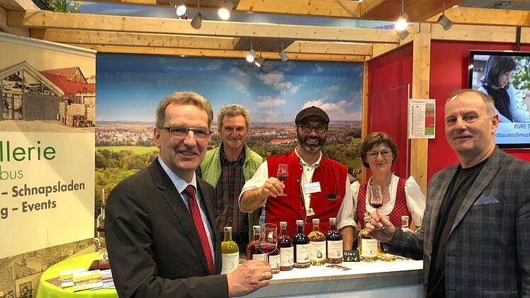 Fränkisch-brandenburger Kooperation bei der Verkostung des Schnapses für den "Brandenburg-Tag": Hendrik Fischer, Bernd Kastner, Rainer Möbus, Heike Möbus und Lutz Lange (von links).Kurbetrieb Bad Rodach