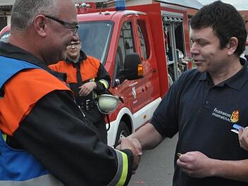 Handschlag nach einer erfolgreichen Leistungspr&uuml;fung  Fotos: Simon Albrecht