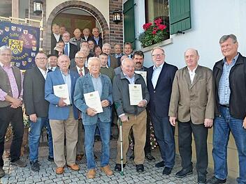 Das Bild zeigt: Ehrungen bei der Feldgeschworenenvereinigung im Landkreis Kronach. Mit im Bild von rechts 2. Vorsitzender Georg Pabstmann, 1. Vorsitzender Baptist Vetter, MdB Hans Michelbach mit Jubilaren und weiteren Ehrengästen.  Foto: Karl-Heinz Hofmann