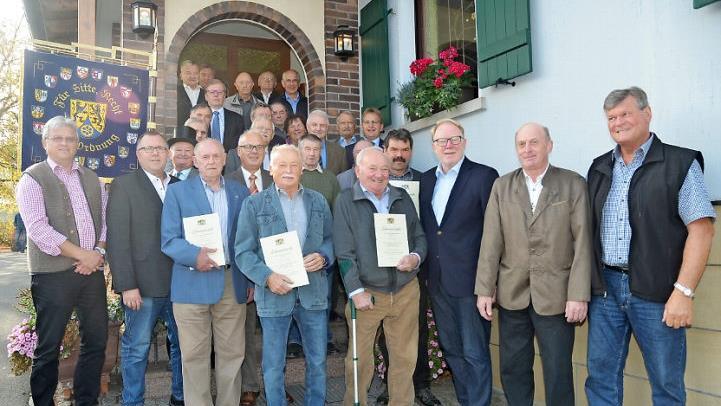 Das Bild zeigt: Ehrungen bei der Feldgeschworenenvereinigung im Landkreis Kronach. Mit im Bild von rechts 2. Vorsitzender Georg Pabstmann, 1. Vorsitzender Baptist Vetter, MdB Hans Michelbach mit Jubilaren und weiteren Ehrengästen.  Foto: Karl-Heinz Hofmann