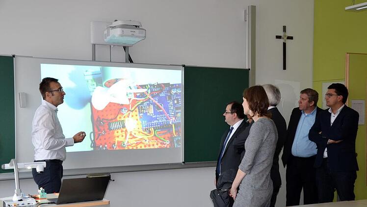 Konrektor Dieter Kroemer erläuterte die IT-Ausstattung der neuen Klassenzimmer und wünschte sich von den Verantwortlichen, dass zeitnah über einen Glasfaseranschluss für die Schule entschieden werden könnte