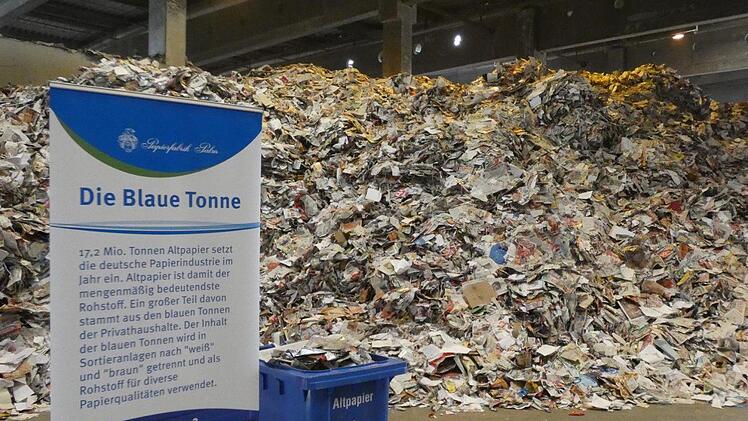 In gro&szlig;en Hallen wird der Rohstoff Altpapier bevorratet, der auch aus der Region kommt.