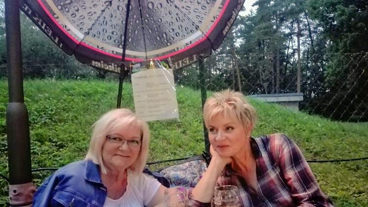 Mit ihrer Halbschwester Annegret (rechts), die das Buch spannend findet, feierte Margitta Gückel im vergangenen Jahr auf dem Woffendorfer Waldfest.  Foto: privat