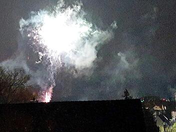 Ob Verbot oder nicht: Einige Adelsdorfer wollten zum Jahreswechsel auf ihre Raketen nicht verzichten.  Fotos: Johanna Blum