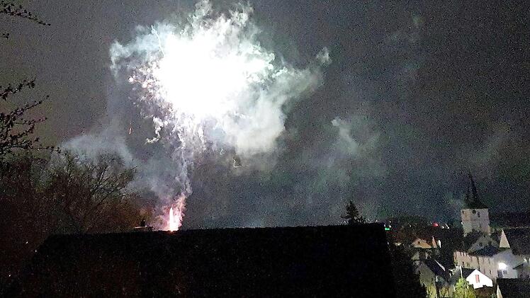 Ob Verbot oder nicht: Einige Adelsdorfer wollten zum Jahreswechsel auf ihre Raketen nicht verzichten.  Fotos: Johanna Blum