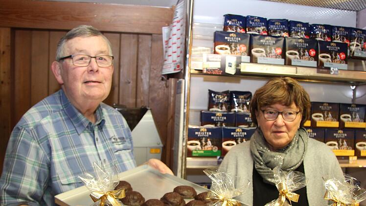 Aktuell ist wenig los im Caf&eacute; Michel, denn Touristen sind kaum in der Stadt -  und auch die 2G-Regeln schrecken manche ab. Doch selbst gemachte Lebkuchen und Konditor-Weihnachtsgeb&auml;ck findet trotzdem Absatz, sagen Erika und Gerhard Michel. Foto: Sonny Adam