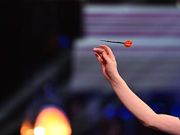 Die Eleganz der fliegenden Wurfpfeile besticht auch Neulinge des einstigen Kneipensports.