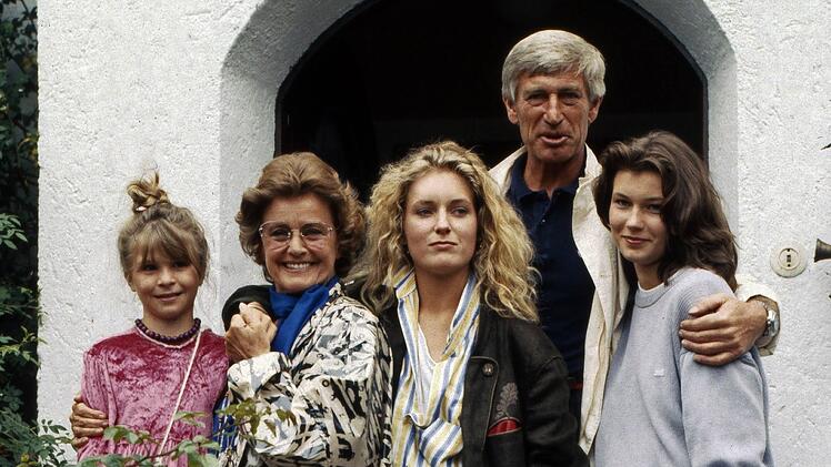 So fing alles an: In der ARD-Serie "Die gl&uuml;ckliche Familie" spielte Maria Furtw&auml;ngler (Mitte) an der Seite von Maria Schell (zweite von links) und Siegfried Rauch.