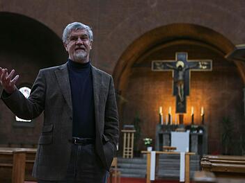 Pfarrer Günther Schardt: ,Die Kirche ist ein Ort, an dem man über sich hinausblickt.' Fotos: Barbara Herbst