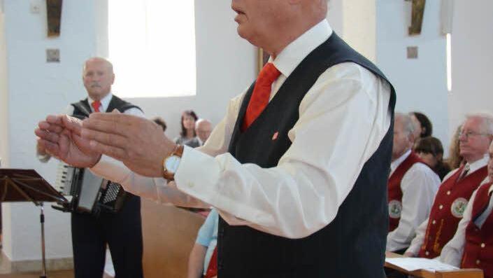 Siegfried Weißerth und Georg Wolf (Akkordeon) sind mit großem Engagement Chorleiter der Eisenbahnsinggruppe "Frohsinn" Pressig.