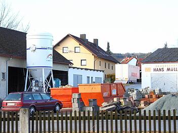 Im Auftrag von Hans Schwender werden die Gebäude der insolvente Baufirma Müller in der Kirschenallee gerade saniert. Der Thurnauer Unternehmer plant, das Areal später an das BRK zu vermieten. Das Rote Kreuz sucht einen neuen Platz für seinen Rettungswagen. Foto: Jochen Nützel