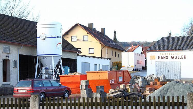 Im Auftrag von Hans Schwender werden die Gebäude der insolvente Baufirma Müller in der Kirschenallee gerade saniert. Der Thurnauer Unternehmer plant, das Areal später an das BRK zu vermieten. Das Rote Kreuz sucht einen neuen Platz für seinen Rettungswagen. Foto: Jochen Nützel