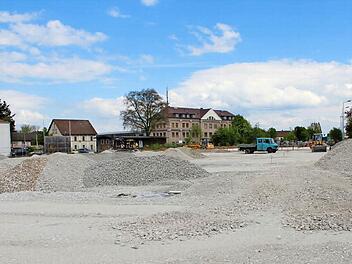 Hier an der Fürther Straße standen bis vor kurzem Lagerhaus, Baumarkt und Werkstatt der Baywa. Die Firma Schaeffler hat das gesamte Areal gekauft, um zunächst einmal einen Großparkplatz für ihre Mitarbeiter anlegen zu können.  Foto: Andreas Dorsch