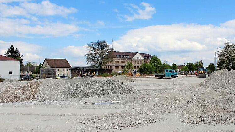 Hier an der Fürther Straße standen bis vor kurzem Lagerhaus, Baumarkt und Werkstatt der Baywa. Die Firma Schaeffler hat das gesamte Areal gekauft, um zunächst einmal einen Großparkplatz für ihre Mitarbeiter anlegen zu können.  Foto: Andreas Dorsch