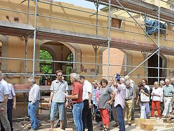 In drei Gruppen wurden die Interessierten durch die Baustelle Luitpoldbad geführt.  Foto: Peter Rauch