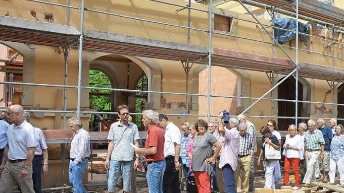 In drei Gruppen wurden die Interessierten durch die Baustelle Luitpoldbad geführt.  Foto: Peter Rauch