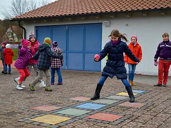 Morgens auf dem Pausenhof in Premich. Die zehnjährige Jana vergnügt sich mit ihren Klassenkameraden beim Hüpfen. Schon im Frühjahr sollen die Kinder in den Pausen ein neues Spielgerät nutzen können. Foto: Kathrin Kupka-Hahn