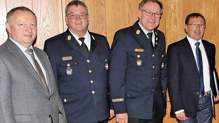 Bei der Mitgliederversammlung des Gemeindetages in Maßbach (von links): Landrat Thomas Bold, der Schweinfurter Kreisbrandrat Holger Strunk und sein Bad Kissinger Kollege Benno Metz, der Vorsitzende des Gemeindetags im Kreis Schweinfurt und Stadtlauringer Bürgermeister Friedel Heckenlauer.....,