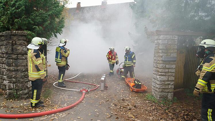 Auch ein Wohnhausbrand, ausgelöst durch eine Fettexplosion in der Küche eines Anwesens, war bei der 24-Stunden-Übung der Forchheimer Feuerwehr zu bewältigen.Martin Gründl