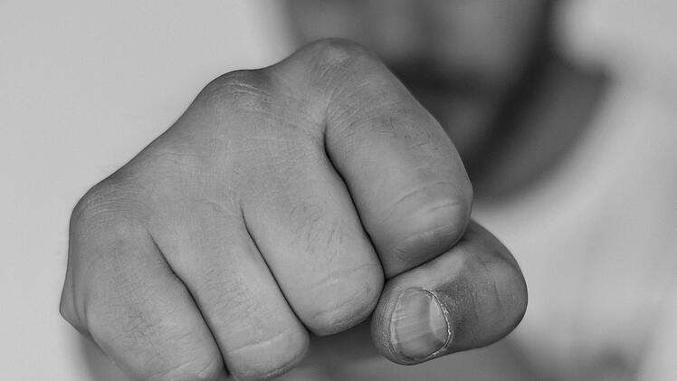Im Streit hat der Angeklagte seine damalige Lebensgefährtin geschlagen und auf sie eingetreten.  Symbolfoto: Picabay