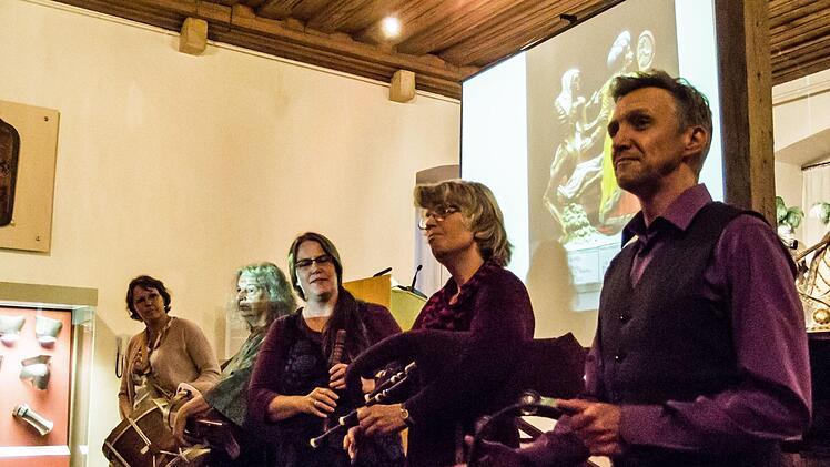"Zum Sterben schön": Impressionen von einem Abend mit Kunst und Musik in der Großen Hofstube der Veste CoburgFoto: Jochen Berger