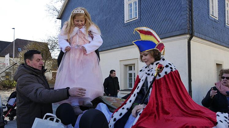 Wildenheid in Narrenhand - Impressionen vom Faschingsumzug im Neustadt Stadtteil. - Foto: Manja von Nida