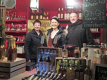Am Stand der Metropolregion (v.&nbsp;l.): Susann Singer (Brennerei Singer, Mittelehrenbach), Kirschenk&ouml;nigin Rebecca I. und Wirtschaftsf&ouml;rderer Andreas R&ouml;sch Foto: PR